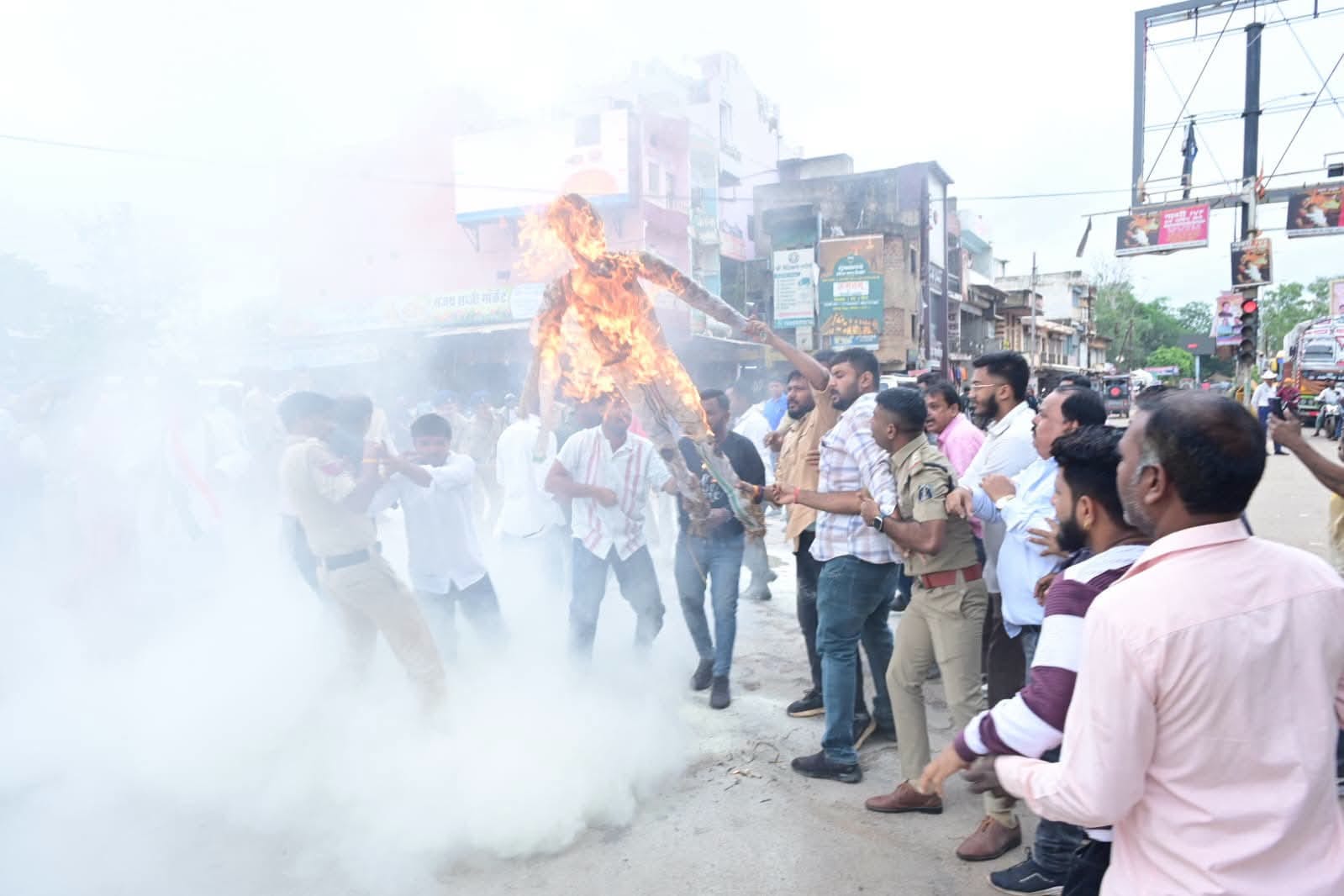 कांग्रेस कार्यकर्ताओं ने यह प्रदर्शन किया है