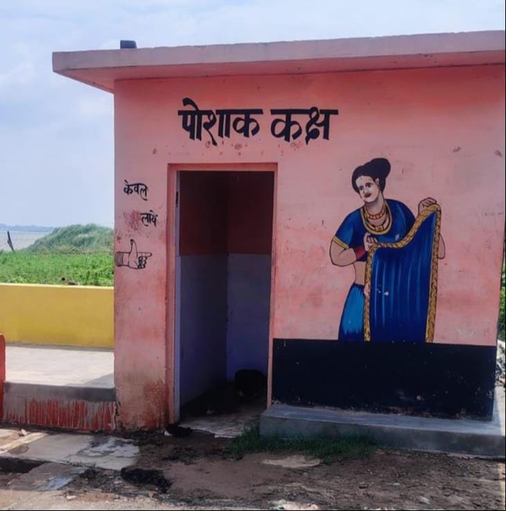 कलक्ट घाट को जाने वाले मार्ग पर फैले कूड़े में भोजन की तलाश करते मवेशी। संवाद