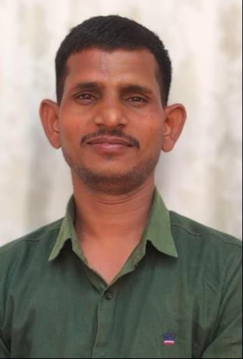 कलक्ट घाट को जाने वाले मार्ग पर फैले कूड़े में भोजन की तलाश करते मवेशी। संवाद