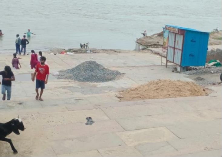 कलक्ट घाट को जाने वाले मार्ग पर फैले कूड़े में भोजन की तलाश करते मवेशी। संवाद