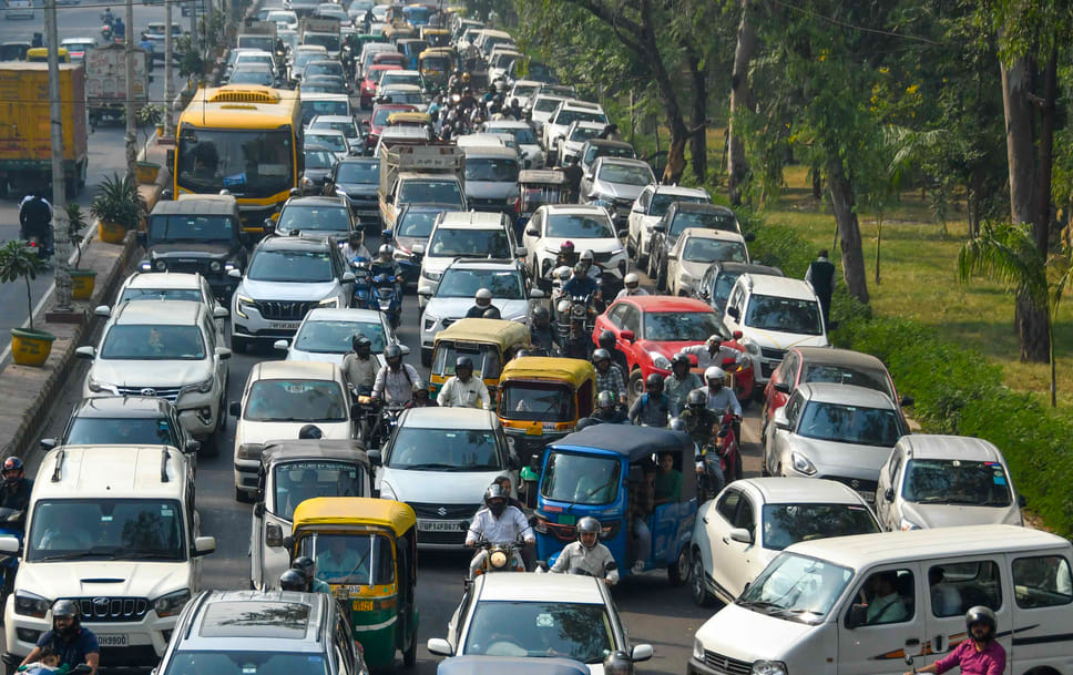 कलेक्ट्रेट परिसर में प्रदर्शन करते किसान। संवाद