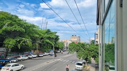 करनाल रोड पर आसमान में छाए बादलों का दृश्य। संवाद
