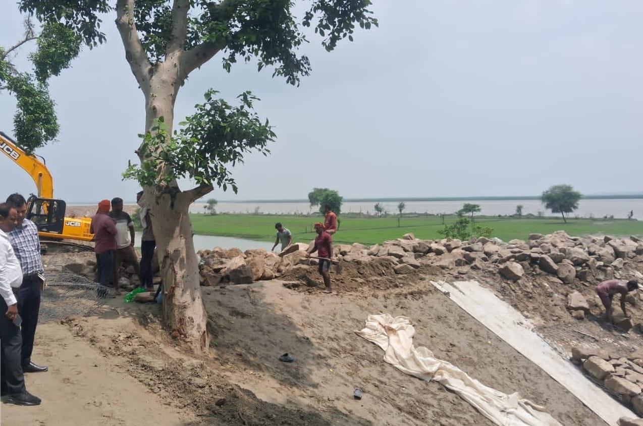 कटान करती सरयू नदी। कटान करती सरयू नदी।
