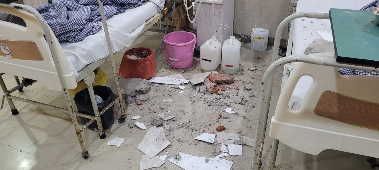 मेडिकल कॉलेज की इमरजेंसी के पीछे बने जर्जर आवास। संवाद मेडिकल कॉलेज की इमरजेंसी के पीछे बने जर्जर आवास। संवाद