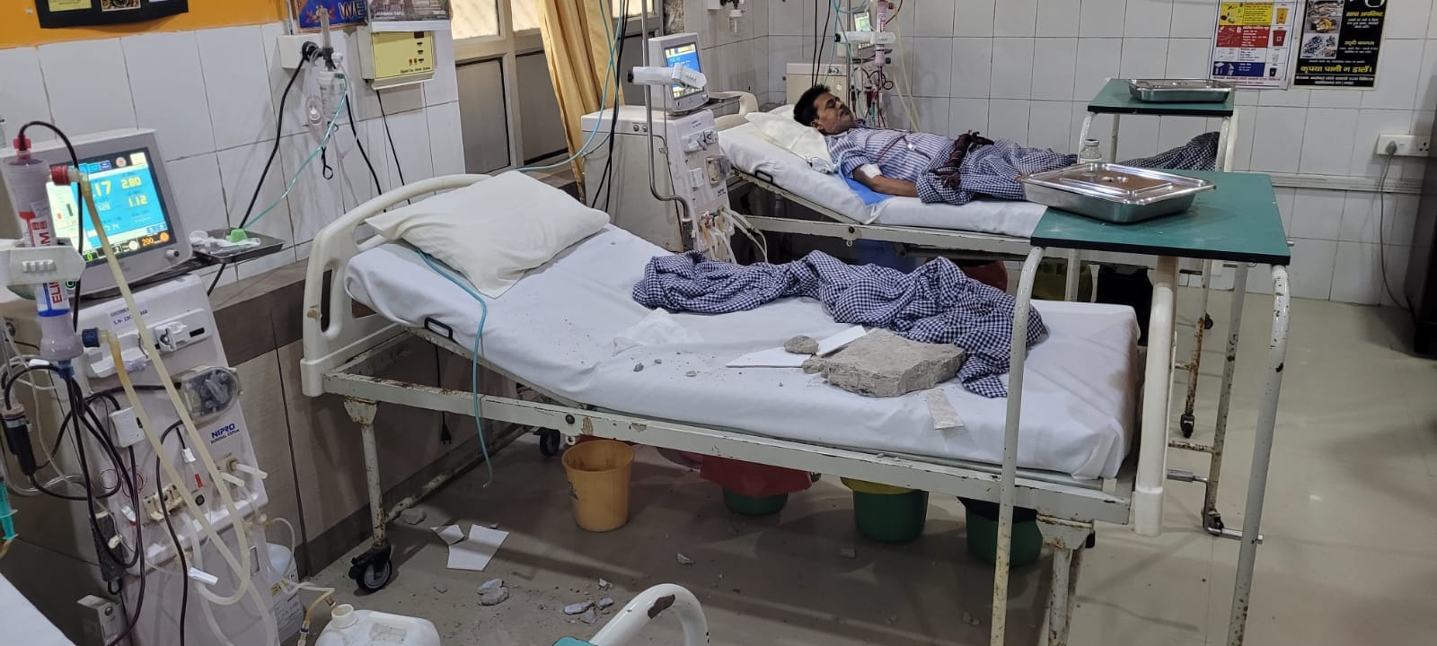 मेडिकल कॉलेज की इमरजेंसी के पीछे बने जर्जर आवास। संवाद मेडिकल कॉलेज की इमरजेंसी के पीछे बने जर्जर आवास। संवाद