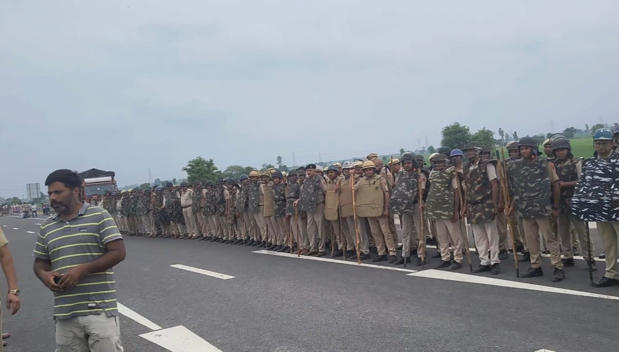 मांगों को लेकर जम्मू-कटरा हाइवे पर बैठे किसान।