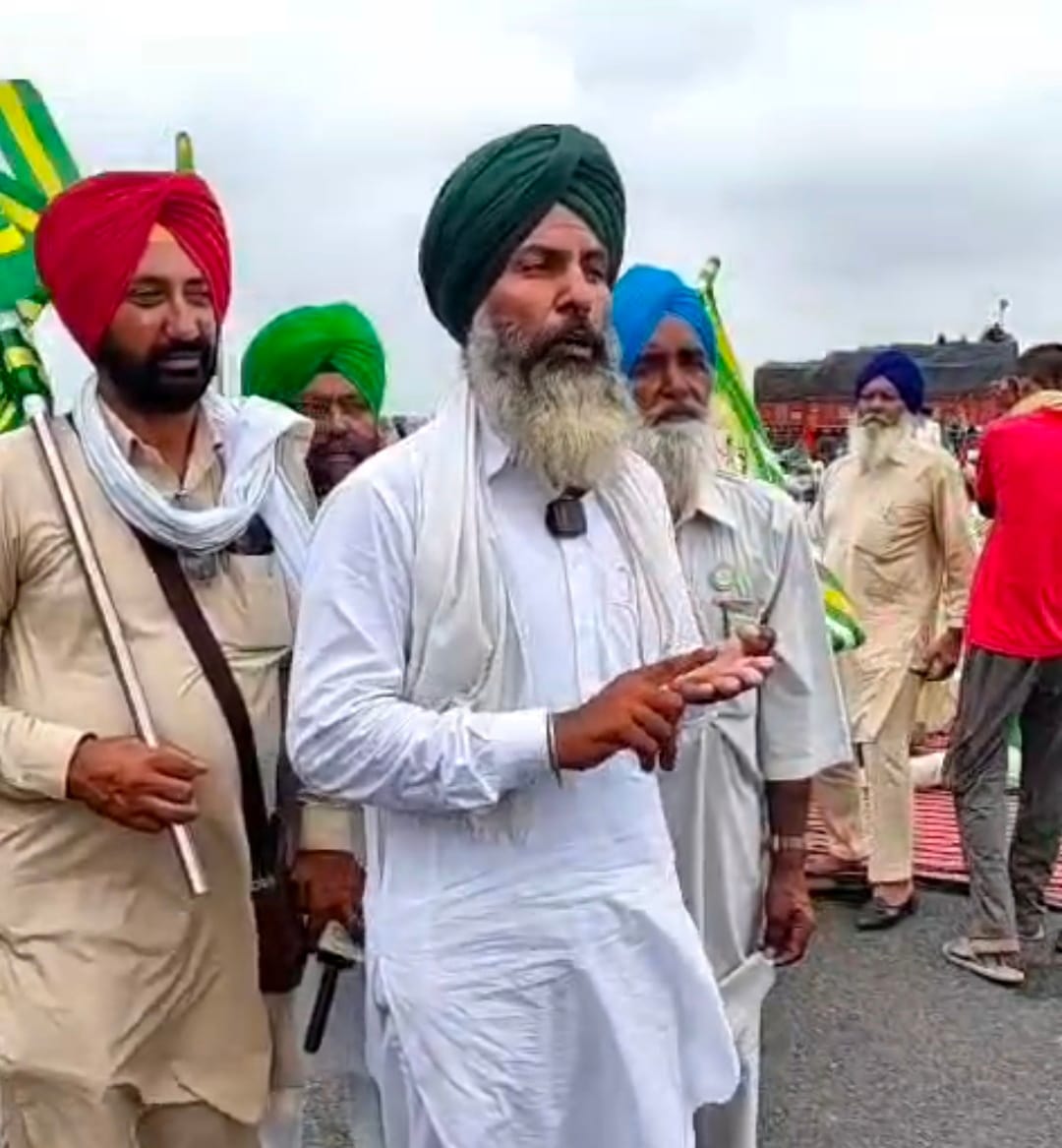 मांगों को लेकर जम्मू-कटरा हाइवे पर बैठे किसान।
