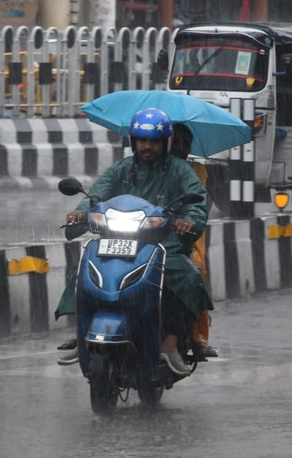 मंगलवार को लखनऊ में बारिश के नजारे। 