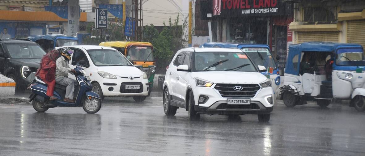 मंगलवार को लखनऊ में बारिश के नजारे। 