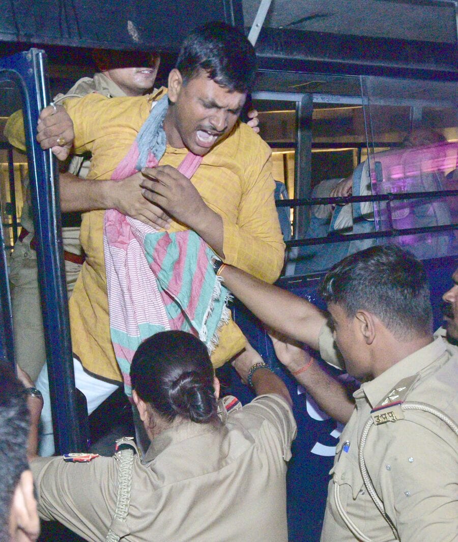 मंगलवार को प्रदर्शन करते सपा और कांग्रेस कार्यकर्ता और उन्हें हिरासत में लेती पुलिस। मंगलवार को प्रदर्शन करते सपा और कांग्रेस कार्यकर्ता और उन्हें हिरासत में लेती पुलिस।
