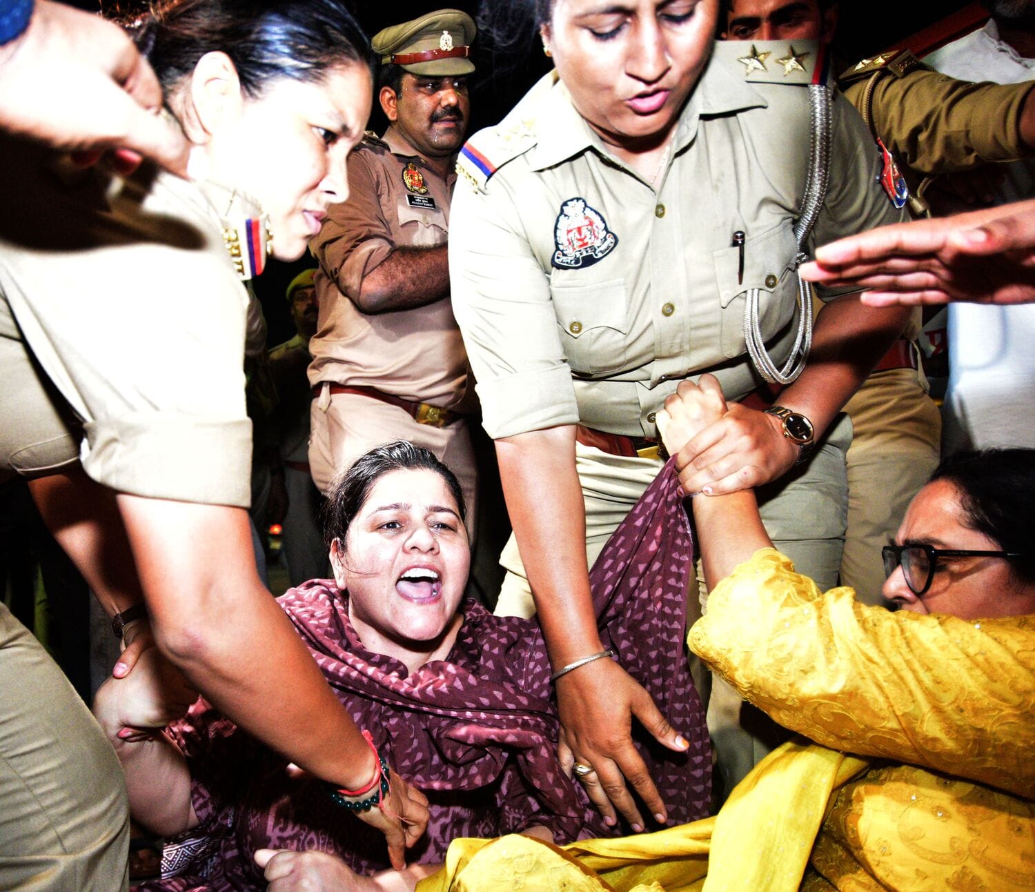 मंगलवार को प्रदर्शन करते सपा और कांग्रेस कार्यकर्ता और उन्हें हिरासत में लेती पुलिस। मंगलवार को प्रदर्शन करते सपा और कांग्रेस कार्यकर्ता और उन्हें हिरासत में लेती पुलिस।