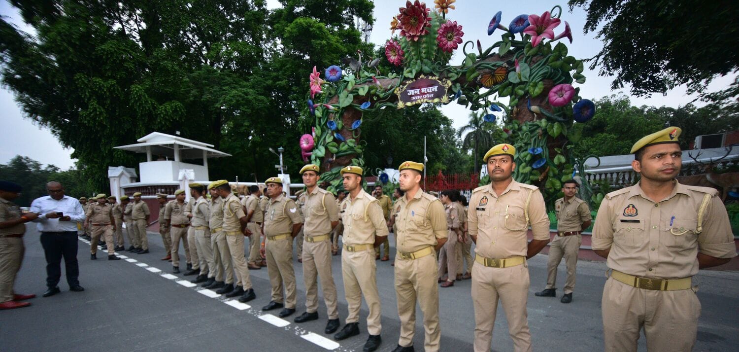 मंगलवार को प्रदर्शन करते सपा और कांग्रेस कार्यकर्ता और उन्हें हिरासत में लेती पुलिस। मंगलवार को प्रदर्शन करते सपा और कांग्रेस कार्यकर्ता और उन्हें हिरासत में लेती पुलिस।