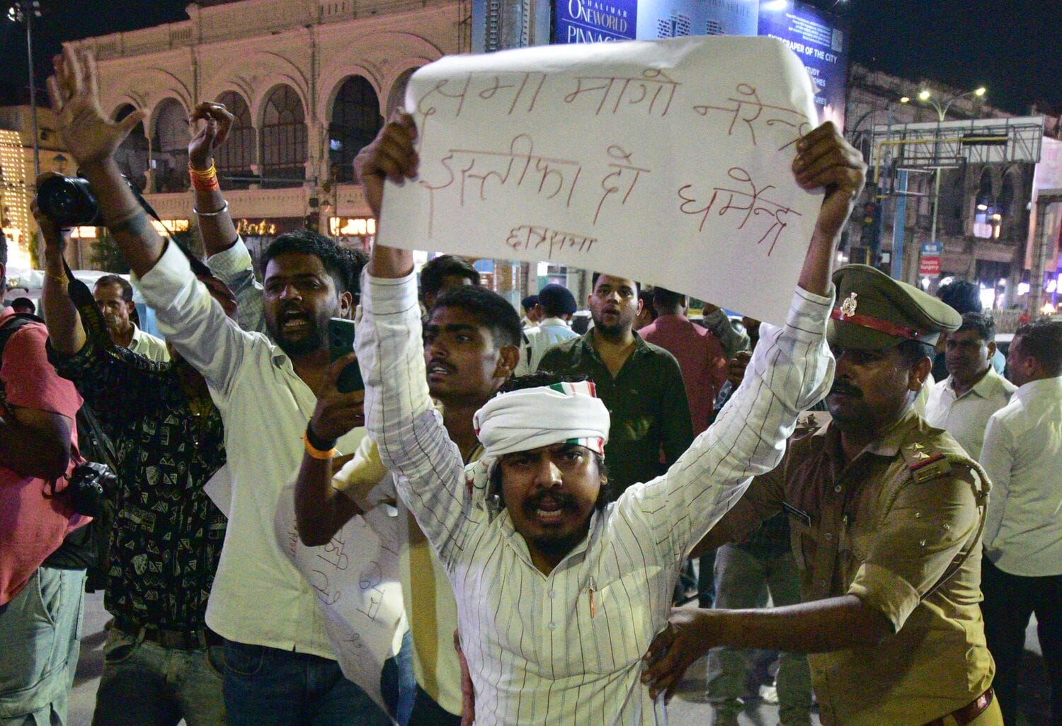 मंगलवार को प्रदर्शन करते सपा और कांग्रेस कार्यकर्ता और उन्हें हिरासत में लेती पुलिस। मंगलवार को प्रदर्शन करते सपा और कांग्रेस कार्यकर्ता और उन्हें हिरासत में लेती पुलिस।