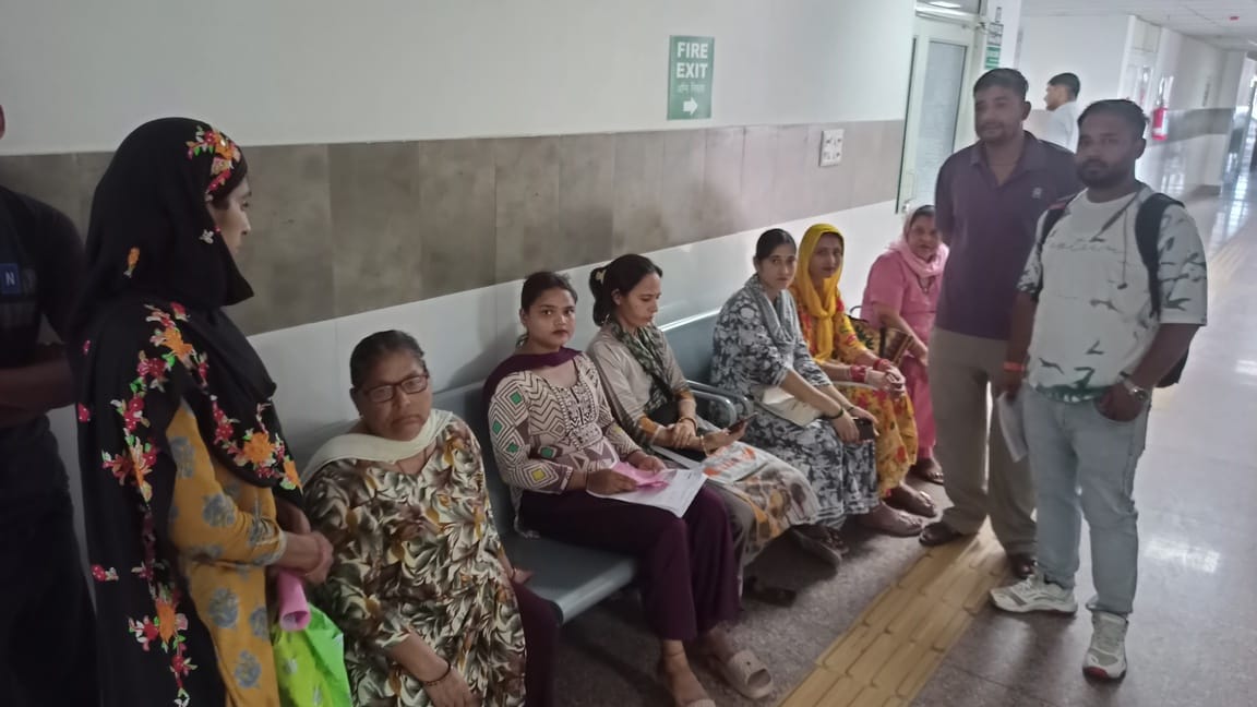 मुकंद लाल जिला नागरिक अस्पताल में अल्ट्रासांउड नहीं होने पर विरोध जताती महिलाएं। संवाद मुकंद लाल जिला नागरिक अस्पताल में अल्ट्रासांउड नहीं होने पर विरोध जताती महिलाएं। संवाद