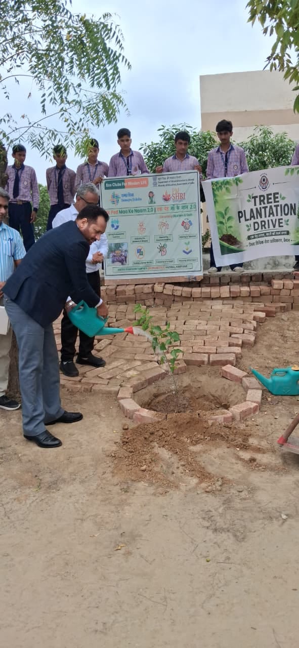 मुख्य अतिथि कंवल कुमार ने विद्यालय परिसर में पौधरोपण करते हुए। विज्ञप्ति मुख्य अतिथि कंवल कुमार ने विद्यालय परिसर में पौधरोपण करते हुए। विज्ञप्ति