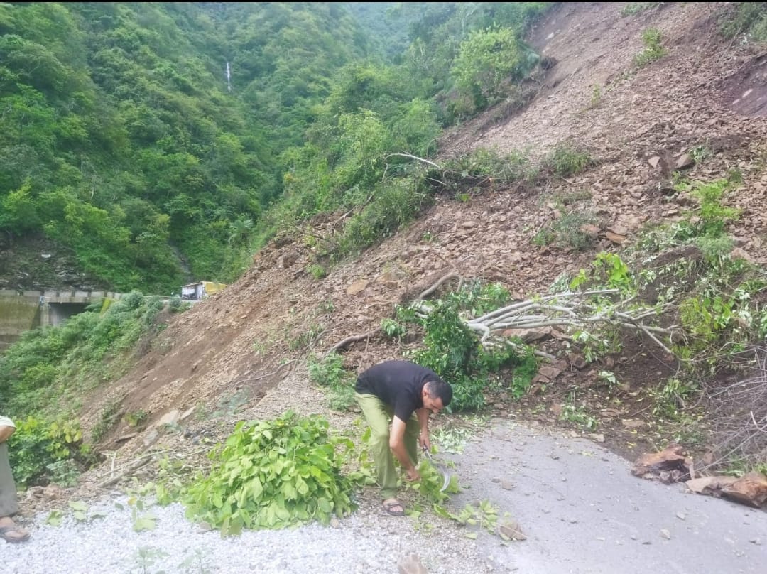नाहन-कुमारहट्टी एनएच पर बनेठी के पास सड़क पर गिरी विशालकाय चट्टान। संवाद नाहन-कुमारहट्टी एनएच पर बनेठी के पास सड़क पर गिरी विशालकाय चट्टान। संवाद