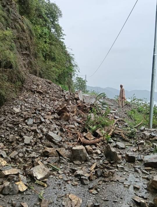 नाहन-कुमारहट्टी एनएच पर बनेठी के पास सड़क पर गिरी विशालकाय चट्टान। संवाद नाहन-कुमारहट्टी एनएच पर बनेठी के पास सड़क पर गिरी विशालकाय चट्टान। संवाद