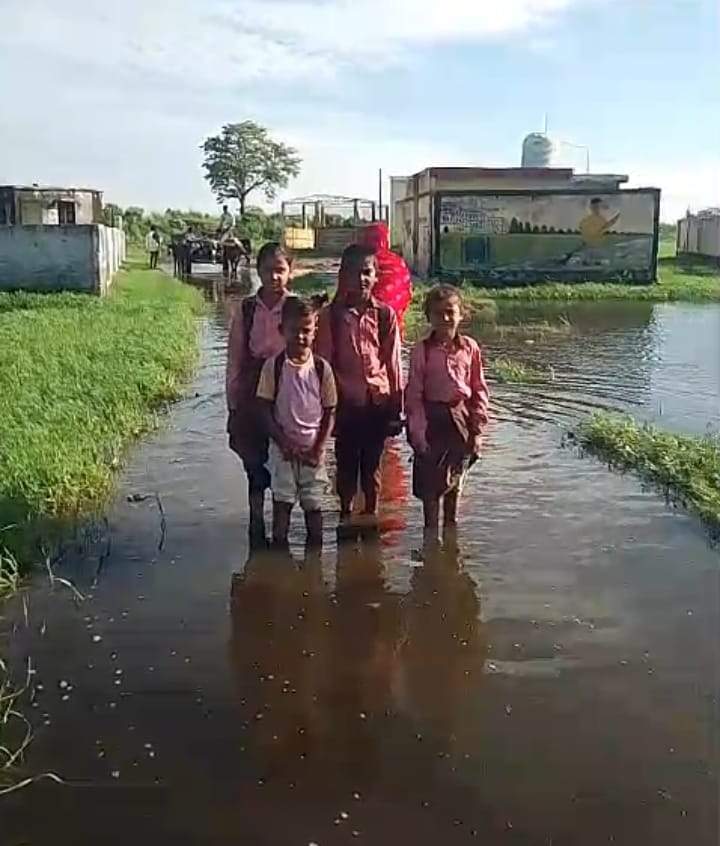 नाव से खेतिहर इलाके में आवागमन करते बोझवा मटहिया के लोग। संवाद