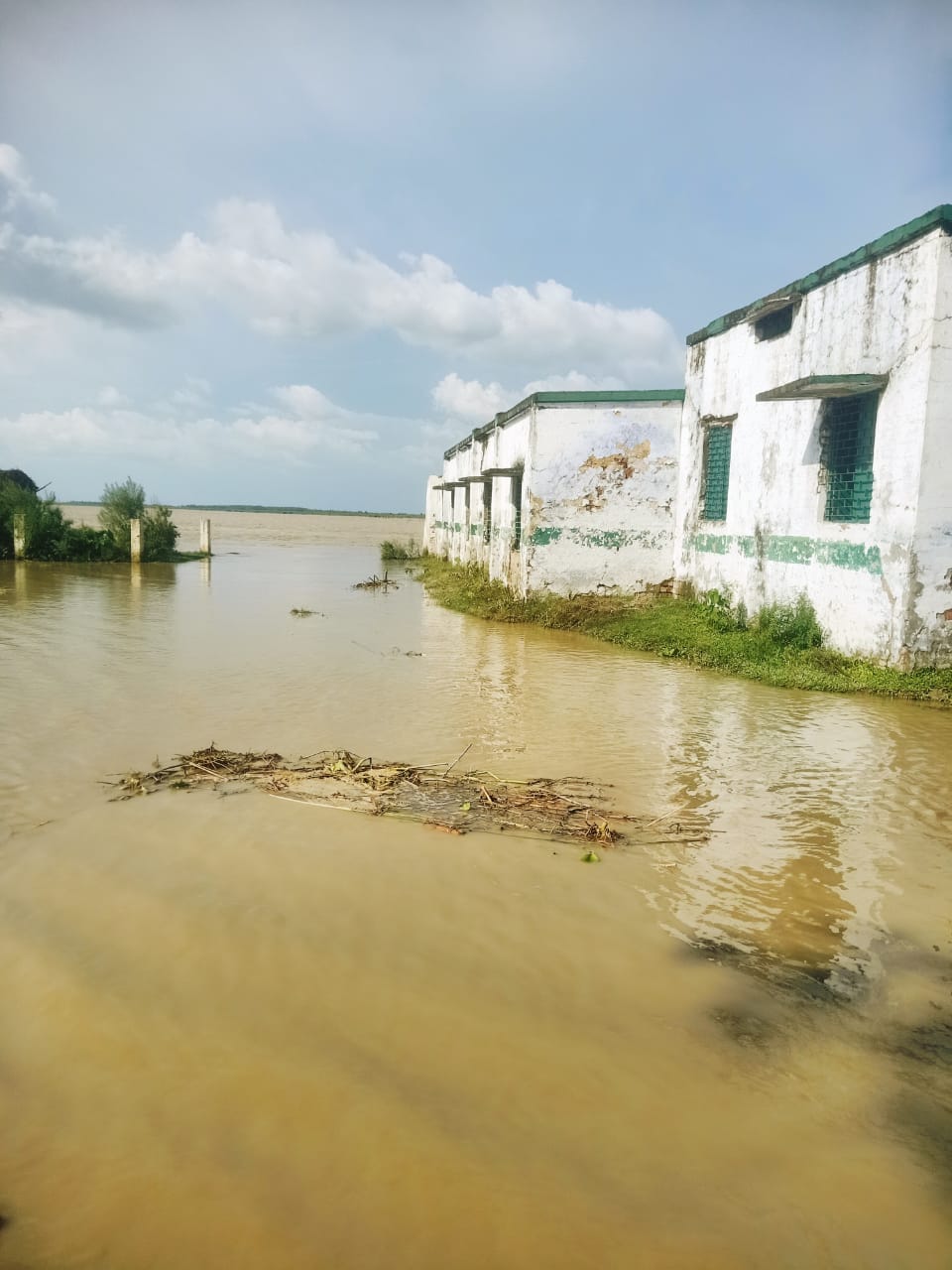 नाव से खेतिहर इलाके में आवागमन करते बोझवा मटहिया के लोग। संवाद