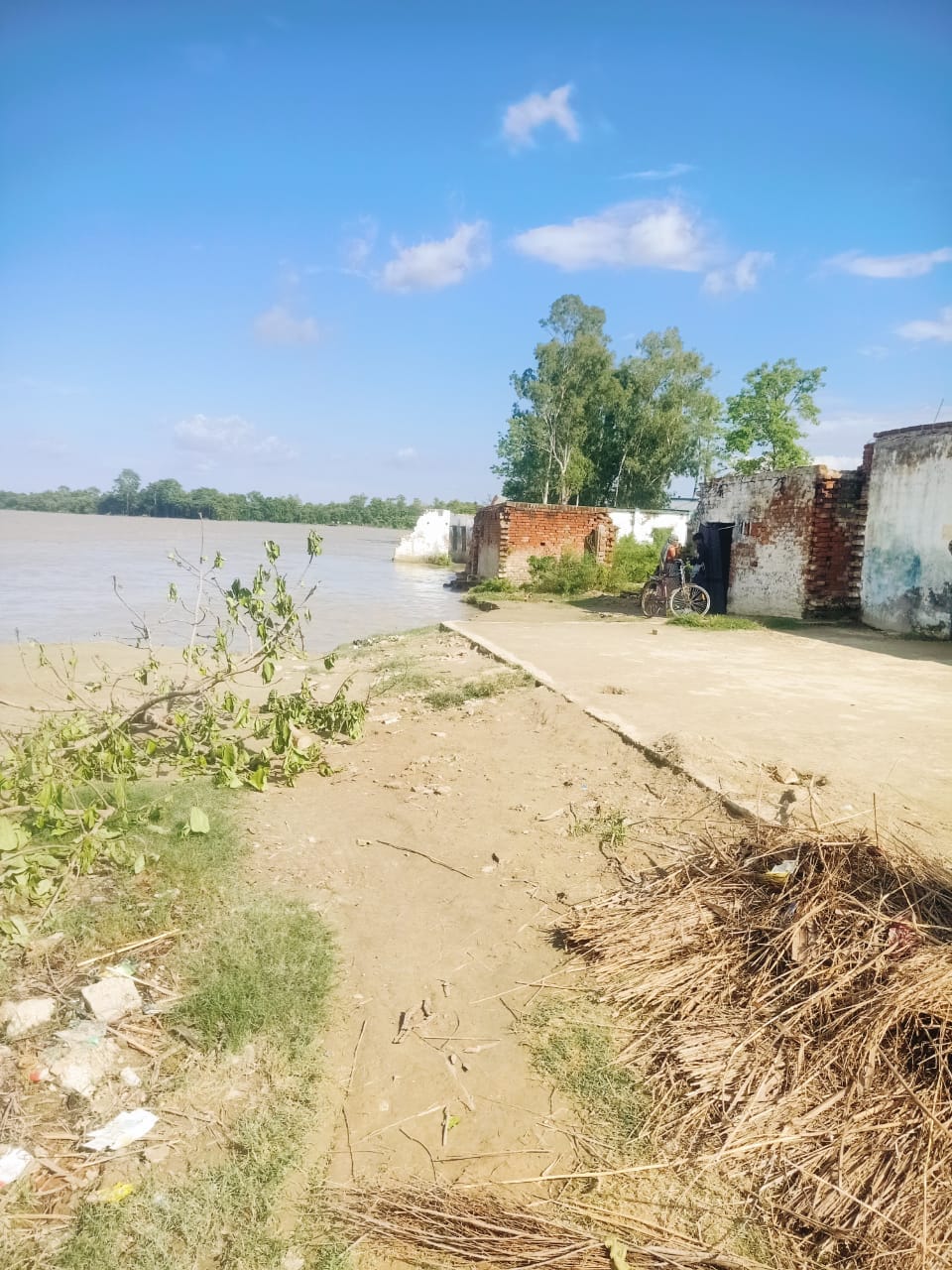 नाव से खेतिहर इलाके में आवागमन करते बोझवा मटहिया के लोग। संवाद