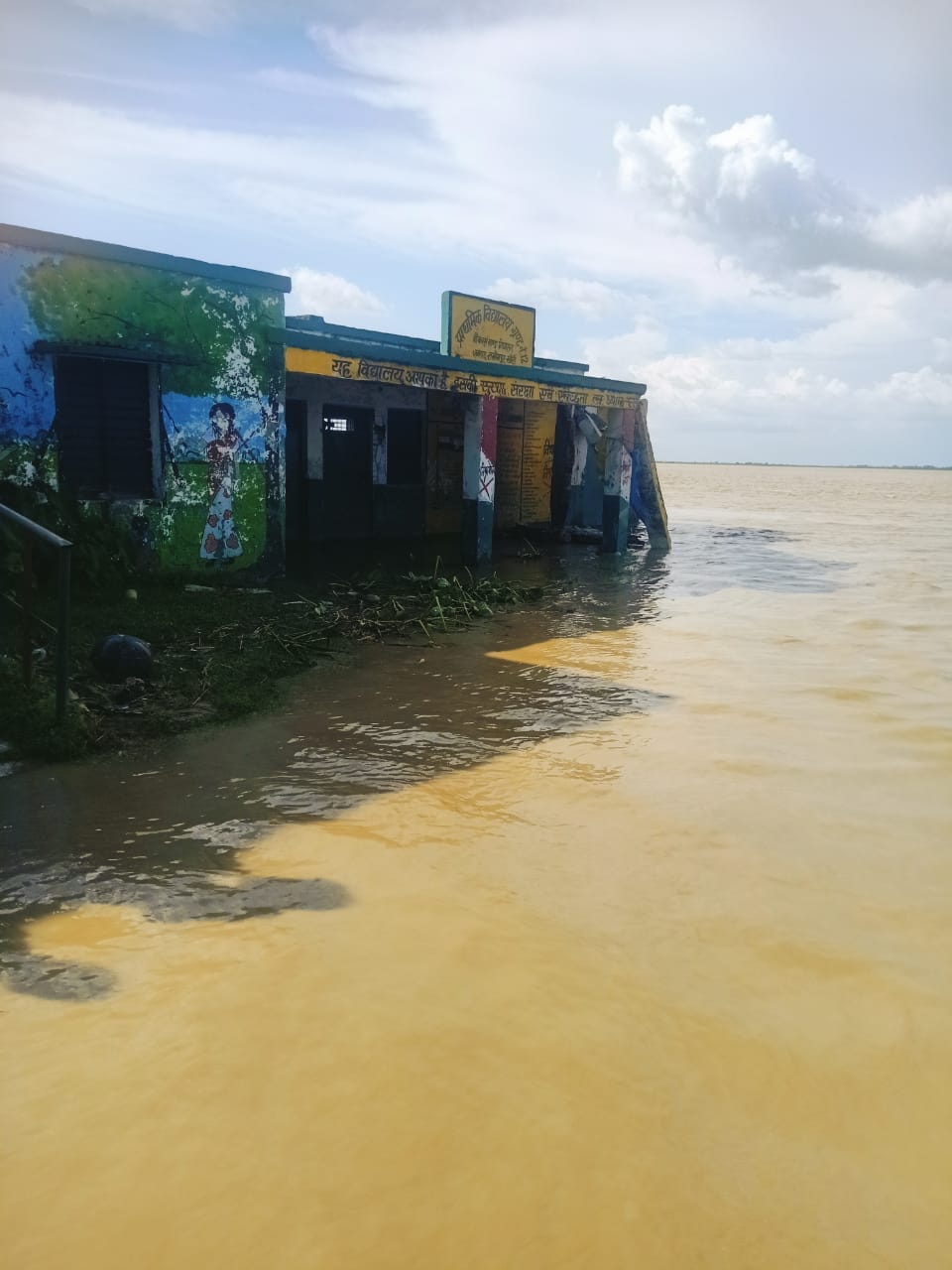 नाव से खेतिहर इलाके में आवागमन करते बोझवा मटहिया के लोग। संवाद