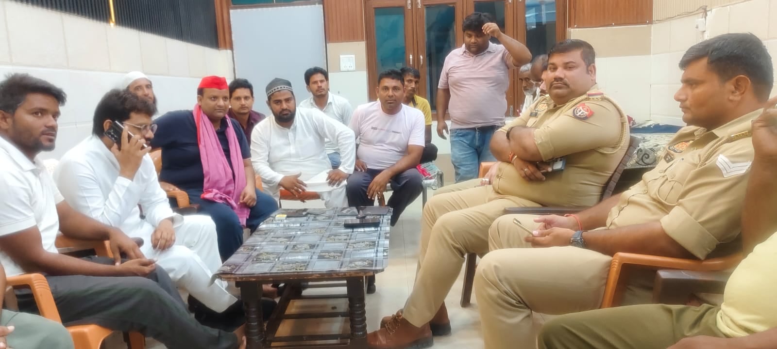 औद्योगिक गलियारे के विरोध को लेकर धरना दे रहे किसानों को नजर बंद करती खरखौदा पुलिस (किसान) औद्योगिक गलियारे के विरोध को लेकर धरना दे रहे किसानों को नजर बंद करती खरखौदा पुलिस (किसान)