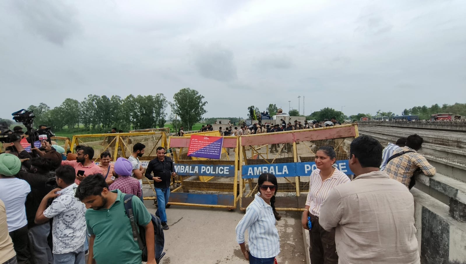 पंजाब की ओर जाने वाली बस में बैठे यात्री परेशान होेते हुए। संवाद पंजाब की ओर जाने वाली बस में बैठे यात्री परेशान होेते हुए। संवाद