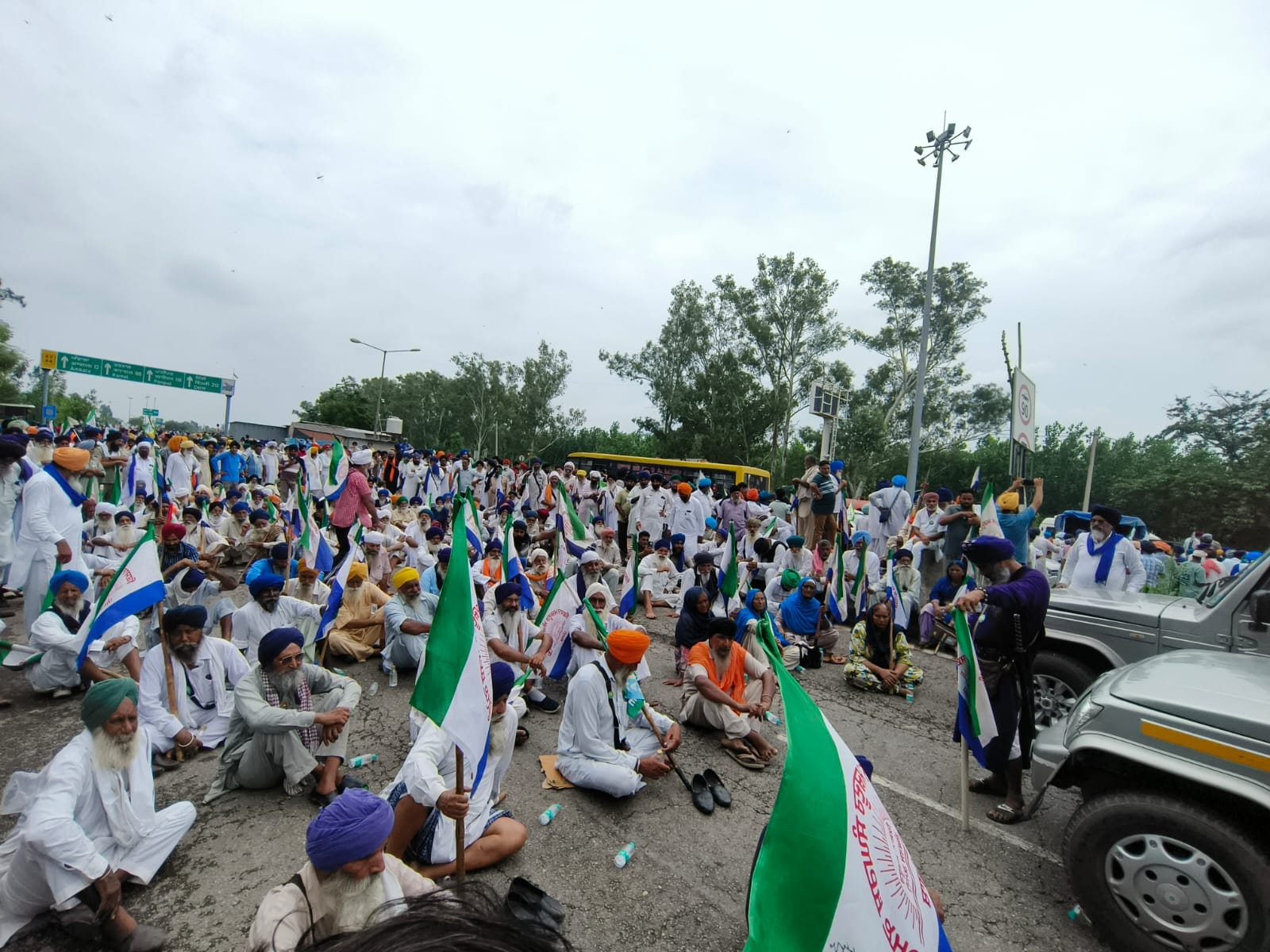 पंजाब की ओर जाने वाली बस में बैठे यात्री परेशान होेते हुए। संवाद पंजाब की ओर जाने वाली बस में बैठे यात्री परेशान होेते हुए। संवाद