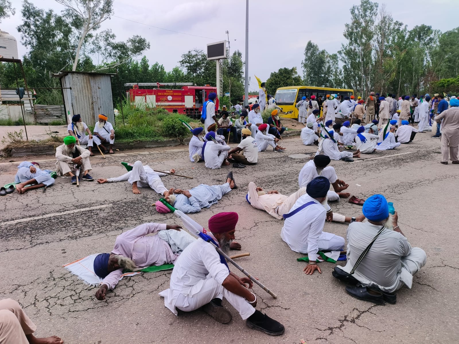 पंजाब की ओर जाने वाली बस में बैठे यात्री परेशान होेते हुए। संवाद पंजाब की ओर जाने वाली बस में बैठे यात्री परेशान होेते हुए। संवाद