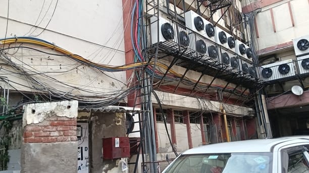 पिकप भवन में खाली बॉक्स और अंदर पड़ा कबाड़।