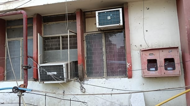 पिकप भवन में खाली बॉक्स और अंदर पड़ा कबाड़।