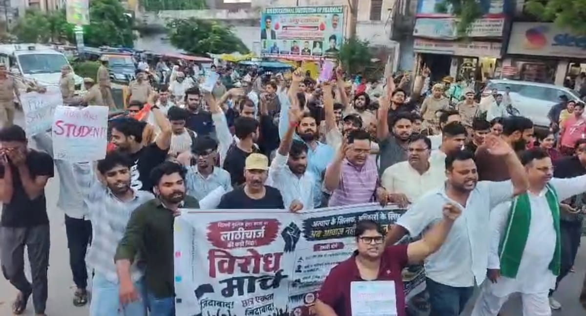 प्रदर्शन कारियों को बैरिकेडिंग लगाकर रोकती पुलिस। संवाद प्रदर्शन कारियों को बैरिकेडिंग लगाकर रोकती पुलिस। संवाद