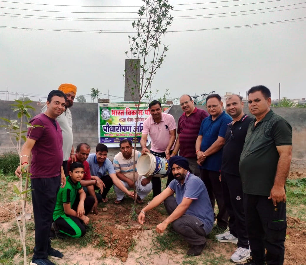 पौधरोपण करते हुए भारत विकास परिषद चीका के सदस्य। पौधरोपण करते हुए भारत विकास परिषद चीका के सदस्य।