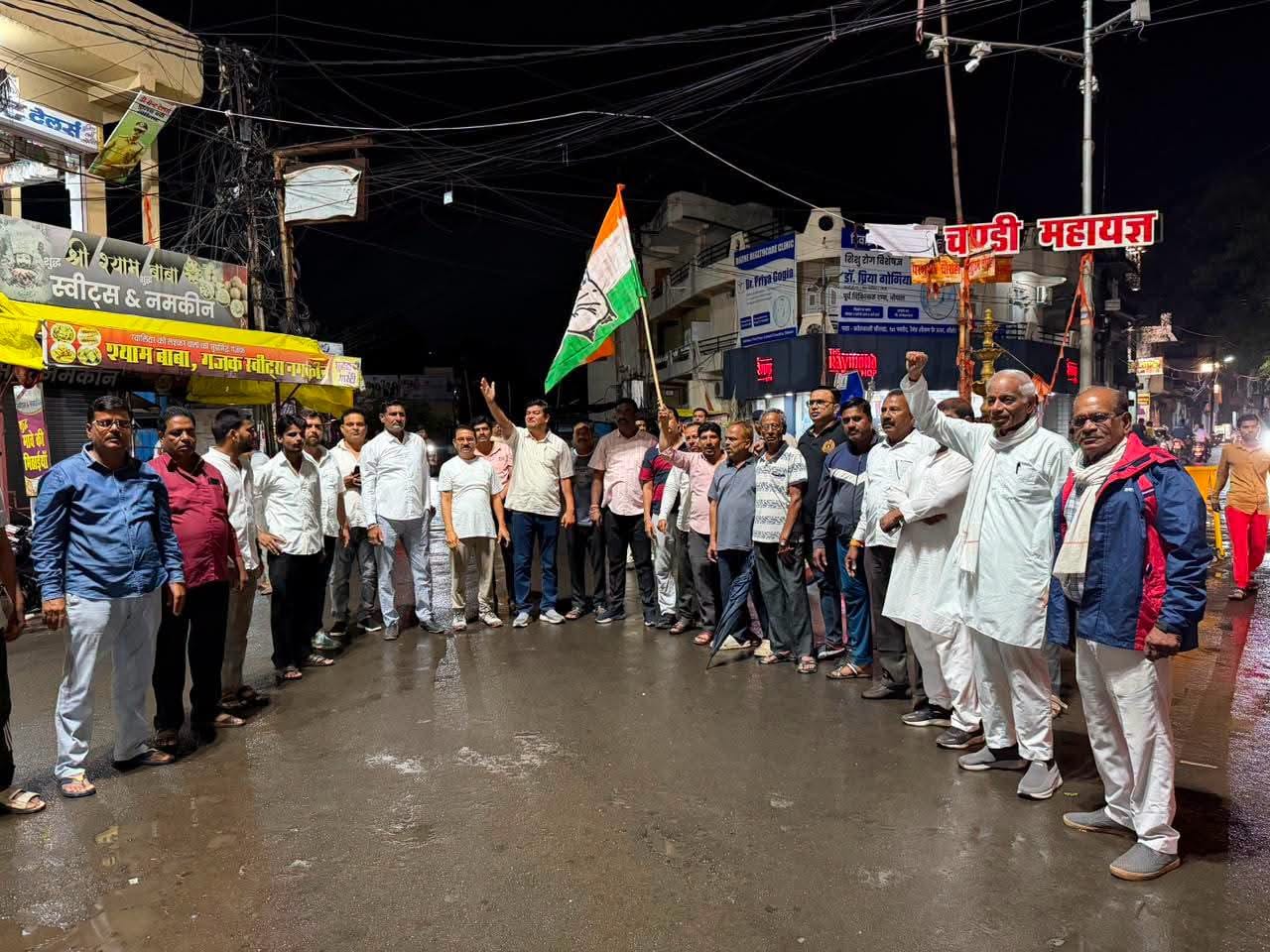 पुलिस से झूमाझटकी के बीच पुतला दहन