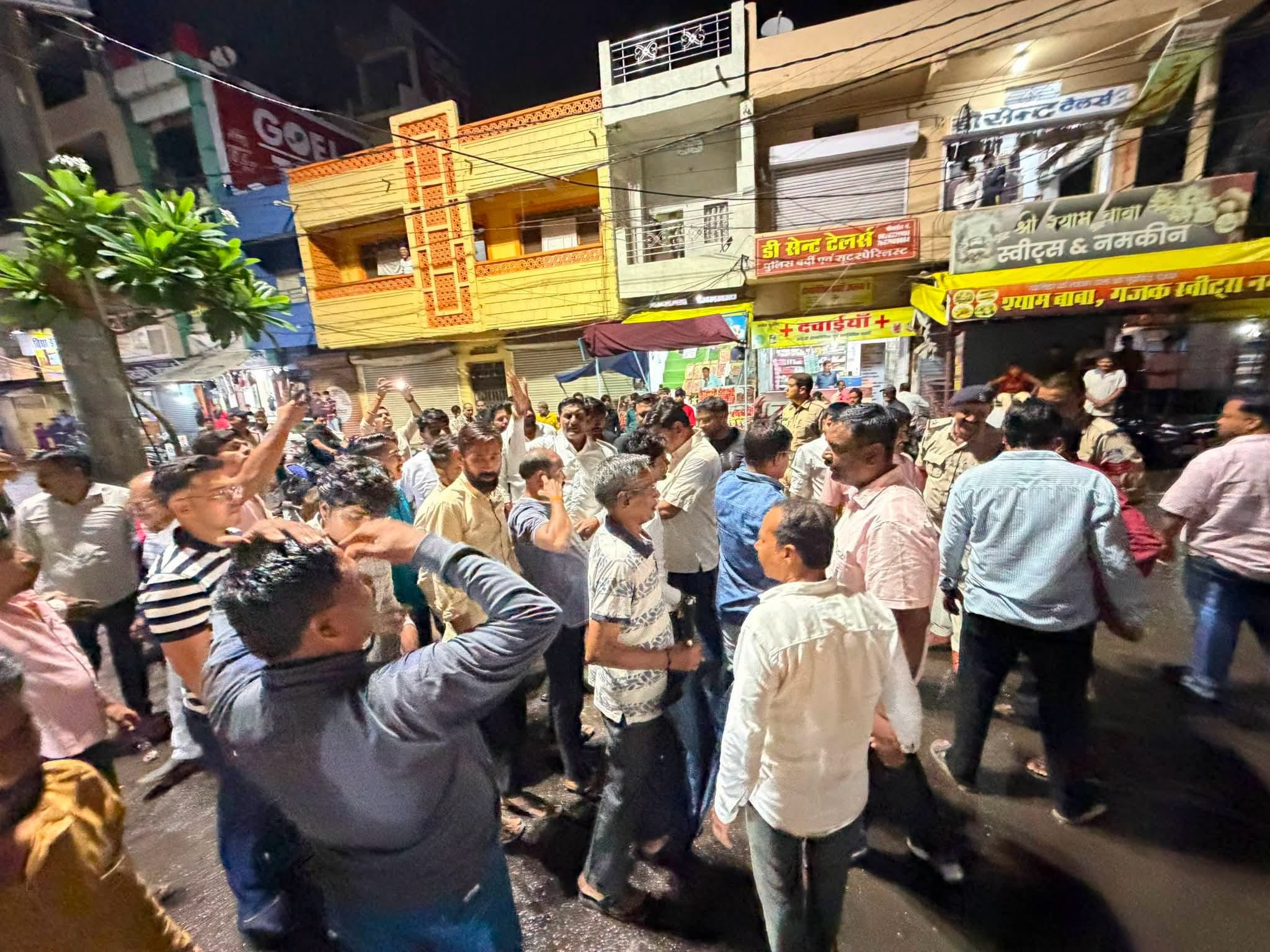 पुलिस से झूमाझटकी के बीच पुतला दहन