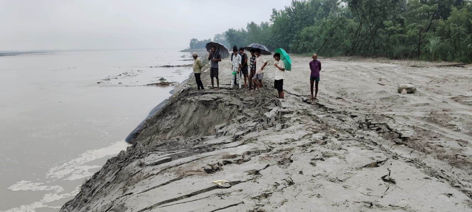 रामपुर मथुरा में निरीक्षण करते एसडीएम व बसंतापुर के पास हो रहा कटान। - संवाद रामपुर मथुरा में निरीक्षण करते एसडीएम व बसंतापुर के पास हो रहा कटान। - संवाद