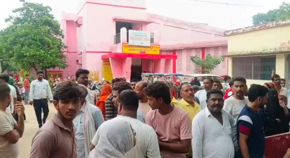 रोते बिलखते छात्र के परिजन रोते बिलखते छात्र के परिजन
