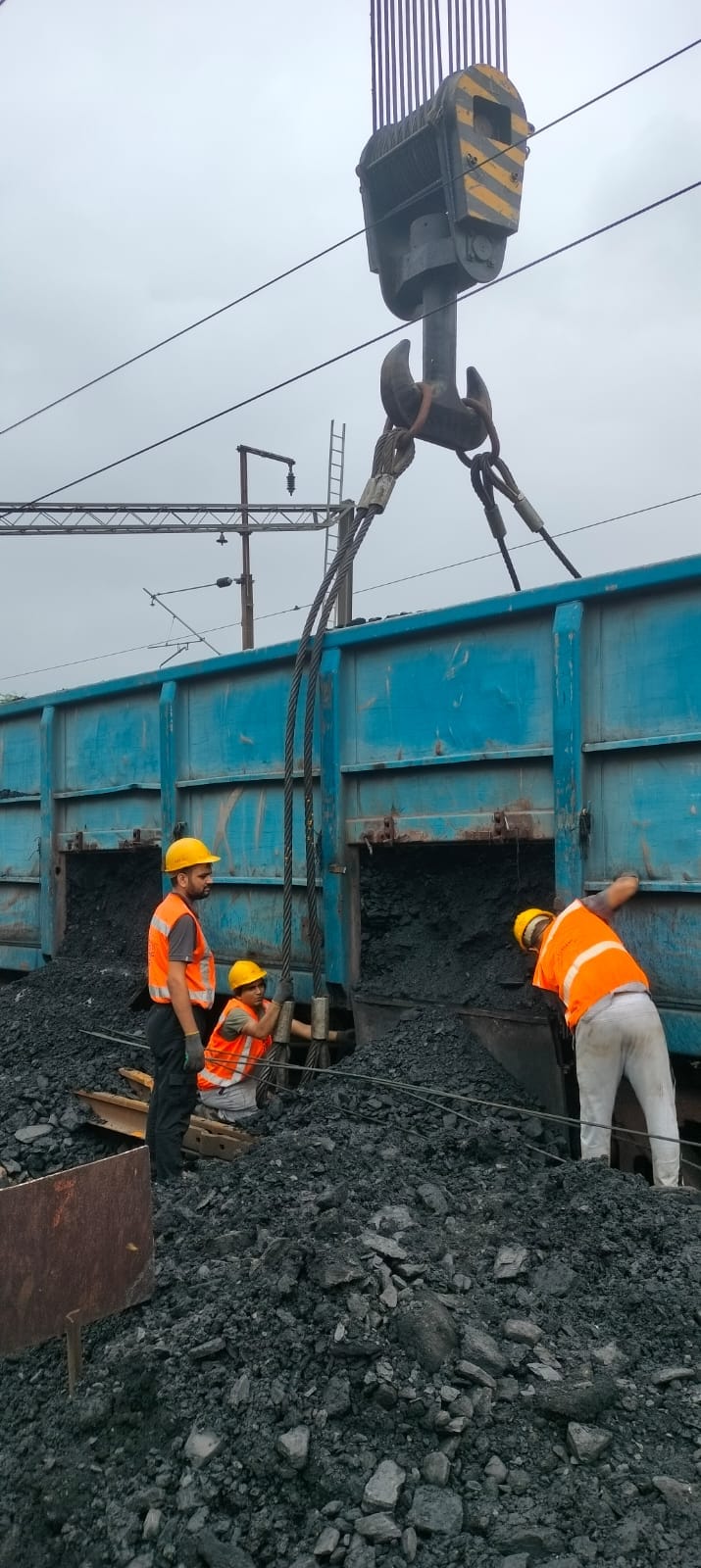 साहिबाबाद रेलवे स्टेशन के पास ट्रैक पर पलटे मालगाड़ी के डिब्बों को क्रेन से उठाकर अलग हटाते रेल साहिबाबाद रेलवे स्टेशन के पास ट्रैक पर पलटे मालगाड़ी के डिब्बों को क्रेन से उठाकर अलग हटाते रेल