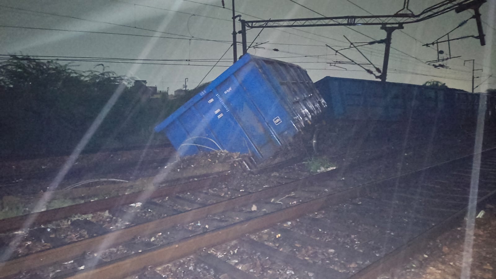 साहिबाबाद रेलवे स्टेशन के पास ट्रैक पर पलटे मालगाड़ी के डिब्बों को क्रेन से उठाकर अलग हटाते रेल साहिबाबाद रेलवे स्टेशन के पास ट्रैक पर पलटे मालगाड़ी के डिब्बों को क्रेन से उठाकर अलग हटाते रेल