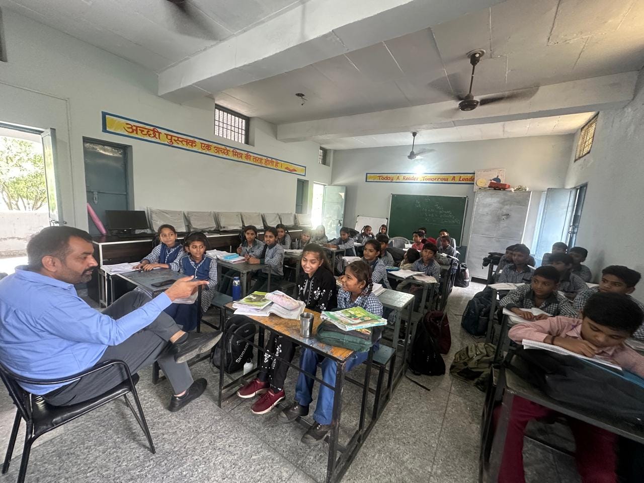स्कूल में बच्चों से संवाद करते एसडीएम। प्रवक्ता स्कूल में बच्चों से संवाद करते एसडीएम। प्रवक्ता