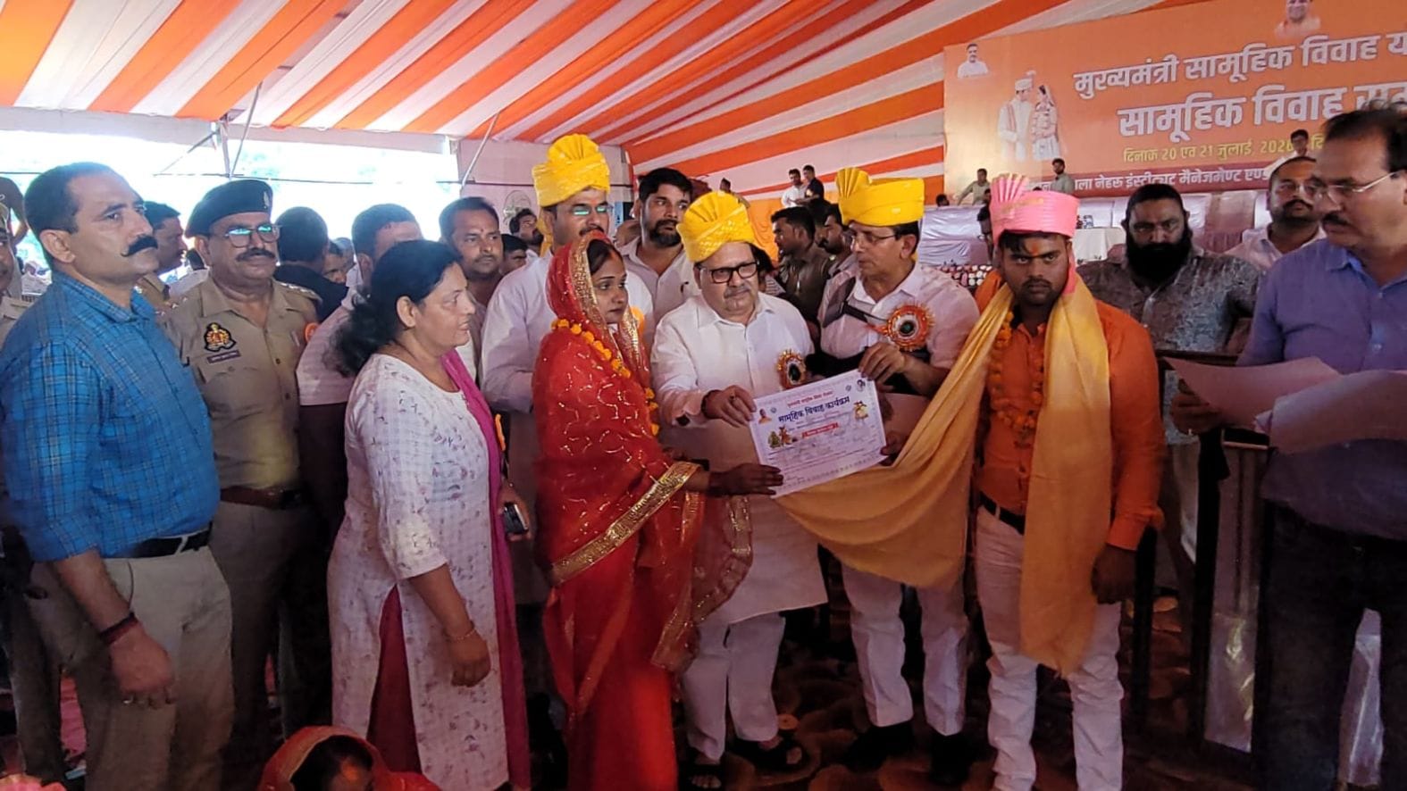 सामूहिक विवाह में मौजूद जोड़े सामूहिक विवाह में मौजूद जोड़े
