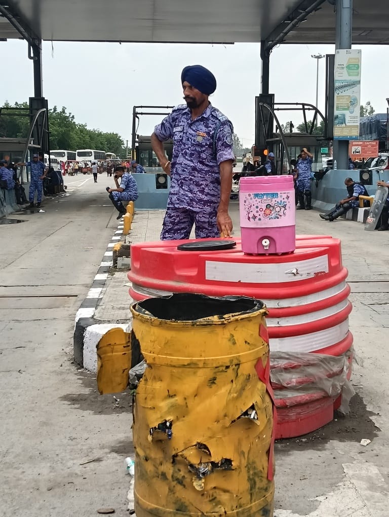 कुरुक्षेत्र। गुरुद्वारा साहिब में आयोजित श्रद्धांजलि सभा में शामिल होते लोग। स्वयं कुरुक्षेत्र। गुरुद्वारा साहिब में आयोजित श्रद्धांजलि सभा में शामिल होते लोग। स्वयं