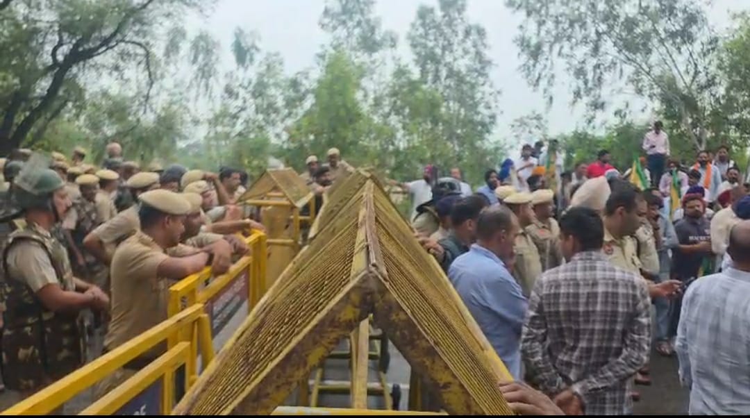 शाहाबाद। नेशनल हाईवे पर रोके किसानों को समझाने का प्रयास करते पुलिस अधिकारी। संवाद