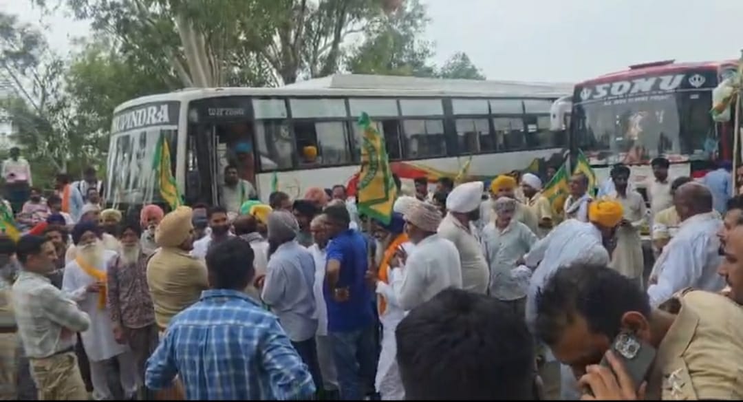 शाहाबाद। नेशनल हाईवे पर रोके किसानों को समझाने का प्रयास करते पुलिस अधिकारी। संवाद