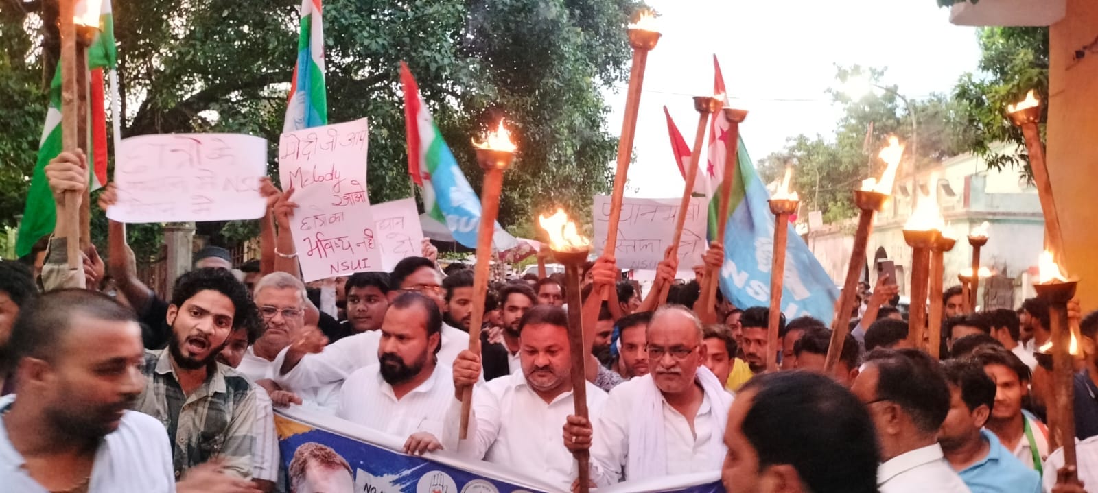 शाहजहांपुर में खिरनीबाग चाैराहे पर धरने पर बैठे सपा के पदाधिकारी। संवाद
