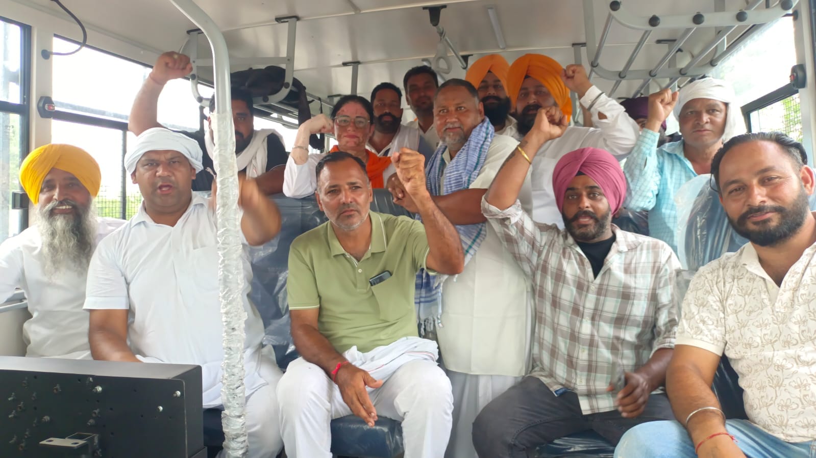 दिल्ली के लिए रवाना होने से पहले नारेबाजी करते किसान। भाकियू दिल्ली के लिए रवाना होने से पहले नारेबाजी करते किसान। भाकियू
