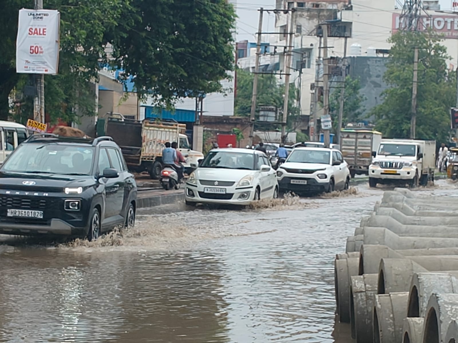 धारूहेड़ा नगरपालिका कार्यालय के सामने सड़क पर जलभराव में फंसा वाहन। संवाद धारूहेड़ा नगरपालिका कार्यालय के सामने सड़क पर जलभराव में फंसा वाहन। संवाद