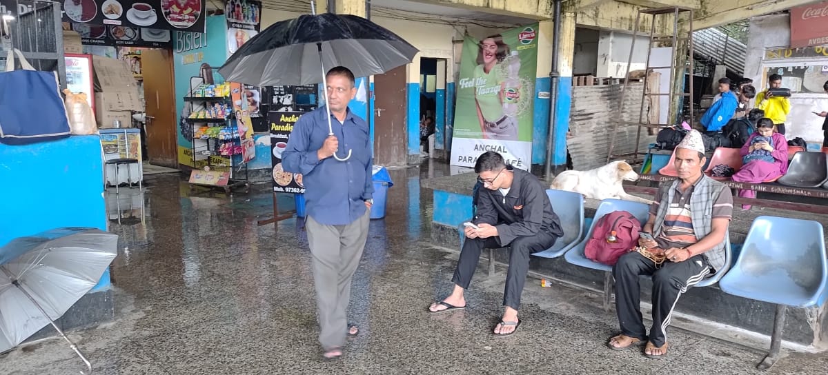 धर्मशाला बस स्टैंड में छत से टपका पानी। जिससे लोगों को खासी परेशानी का सामना करना पड़ रहा है। अ