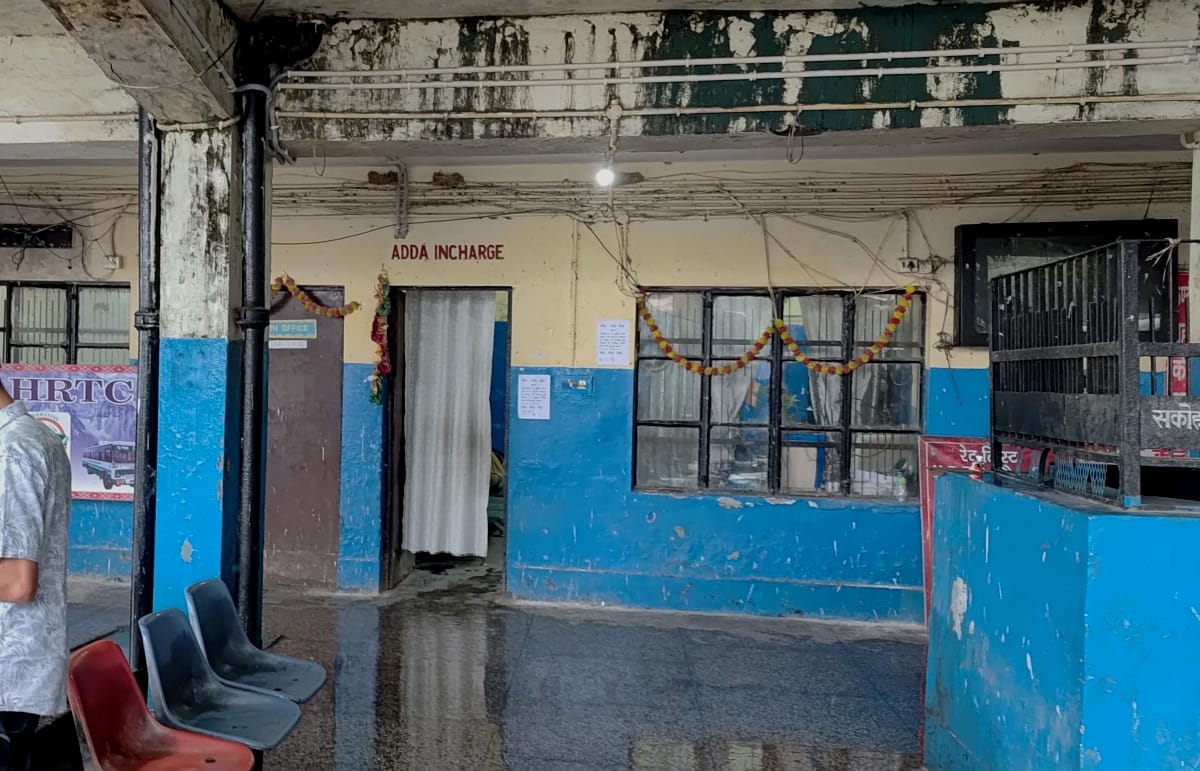 धर्मशाला बस स्टैंड में छत से टपका पानी। जिससे लोगों को खासी परेशानी का सामना करना पड़ रहा है। अ