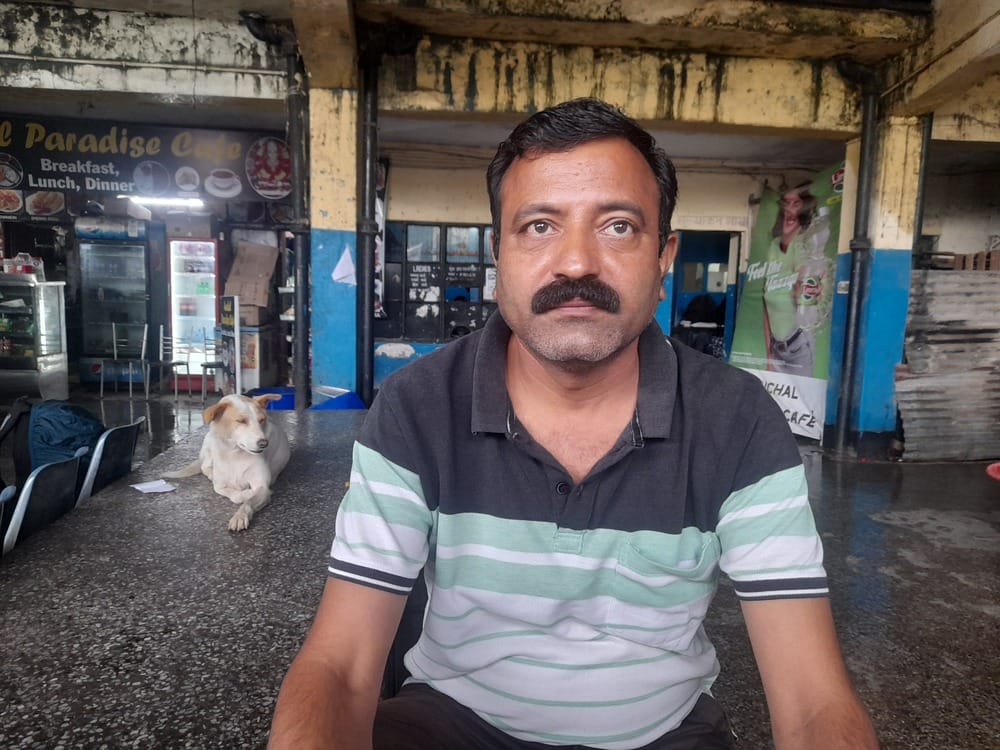 धर्मशाला बस स्टैंड में छत से टपका पानी। जिससे लोगों को खासी परेशानी का सामना करना पड़ रहा है। अ